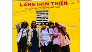 Du khách thích thú check-in làng bích họa đầu tiên ở Ninh Thuận